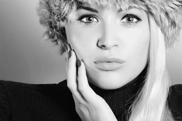 Schöne blonde Frau mit Pelzmütze. Schönheit Mädchen. Winter. monochrom — Stockfoto