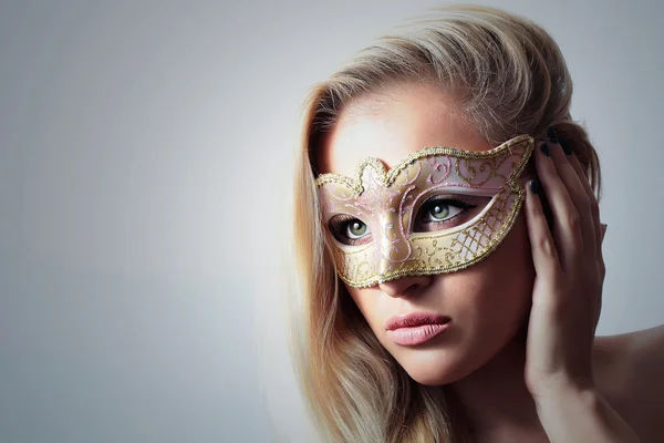 Mulher loira bonita em uma máscara de carnaval. Mascarado. Menina sexy. Beleza & Moda — Fotografia de Stock