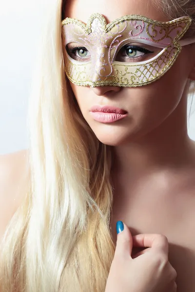 Mooie blonde vrouw in een carnaval-mask.masquerade. Sexy meid — Stockfoto