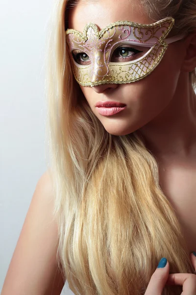 カーニバル mask.masquerade で美しい金髪の女性。ねえ、彼女 — ストック写真