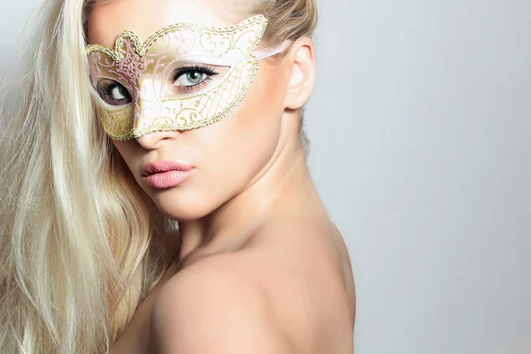 Bella donna bionda in maschera di carnevale. Mascherata delle vacanze. Ragazza sexy — Foto Stock