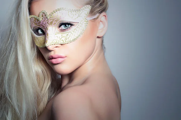 Vacker blond kvinna i carnival mask.masquerade. Sexig tjej — Stockfoto