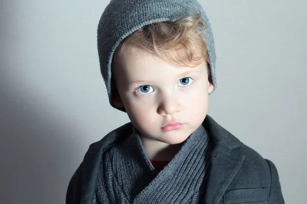 Moderigtigt lille dreng i Cap.Stylish Kid.Fashion Children.Smuk blond kid.Winter - Stock-foto