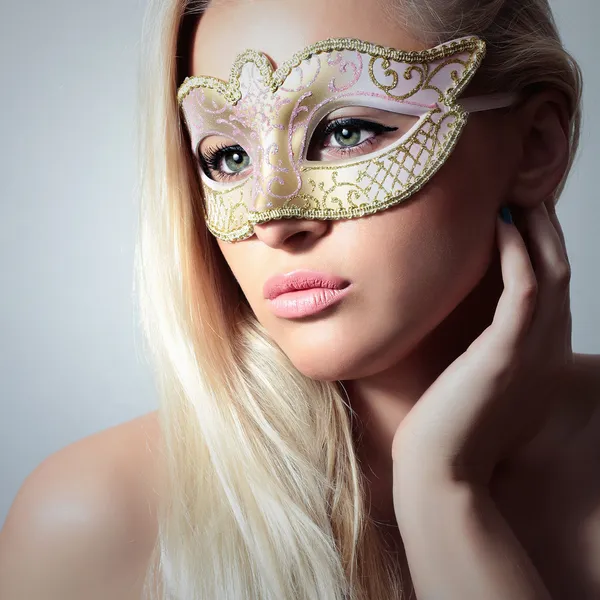 Όμορφη ξανθιά γυναίκα στο καρναβάλι mask.masquerade. Σέξι κορίτσι — Φωτογραφία Αρχείου