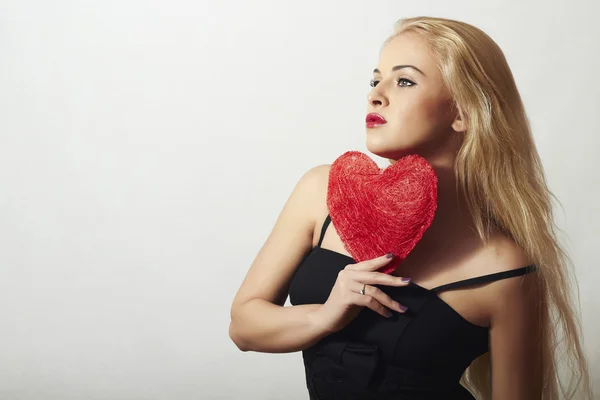 Mooie mooie blonde vrouw met rood hart. schoonheid meisje. Houd liefde symbool. Aftelkalender voor Valentijnsdag. in zwarte jurk — Stockfoto