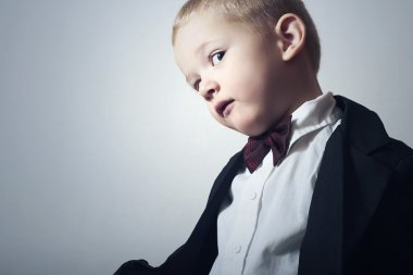 yay tie.stylish çocuk moda küçük çocuk. moda çocuk. 4 yaşında çocuk siyah elbiseli