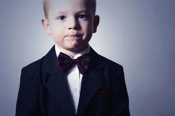 Pequeño de moda en corbata de moño. Chico con estilo. niños de moda. Niño de 4 años con traje negro — Foto de Stock