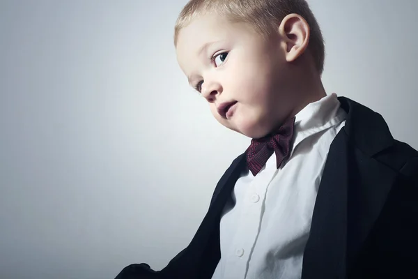 La modă Little Boy în Bow tie.Copil elegant. moda copii. Copil de 4 ani în costum negru — Fotografie, imagine de stoc