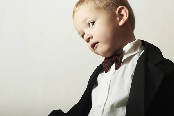 Modischer kleiner Junge in Fliege. Stilvolles Kind. Modekinder. 4-jähriges Kind im schwarzen Anzug — Stockfoto