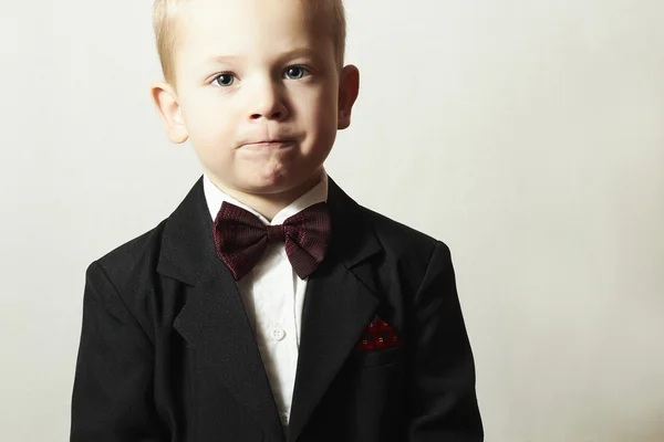 Garotinho na moda em Bow tie.Stylish kid. crianças da moda. 4 anos de idade criança em terno preto — Fotografia de Stock