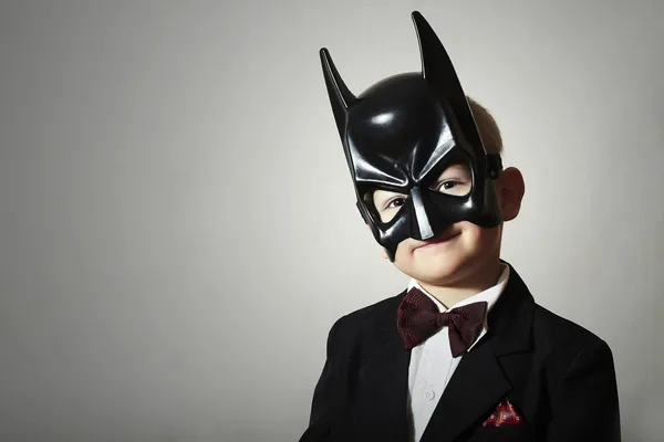 Boy in Batman Mask. Criança engraçada em terno preto — Fotografia de Stock