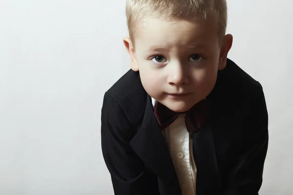 Kleine jongen in boog tie.stylish kind. mode kinderen. 4 jaar oude kind in zwart pak. emotie — Stockfoto