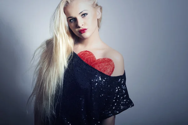 Krásná blondýnka s červeným srdcem. krásy dívka. zobrazit symbol lásky. den svatého Valentýna. černé šaty — Stock fotografie