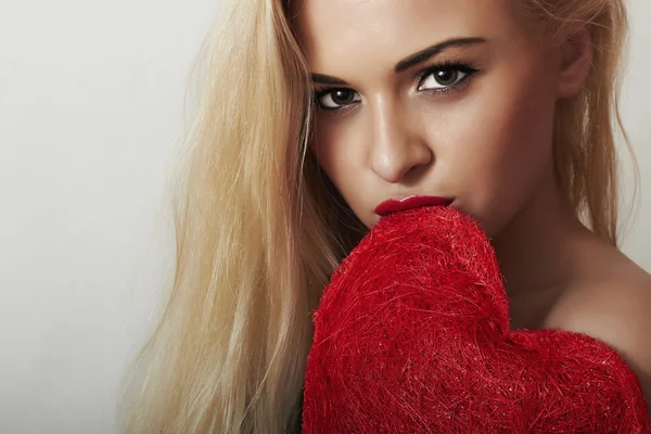 Gyönyörű szőke nő piros szív. szépség lány. szerelmi szimbólum. Valentin-nap — Stock Fotó
