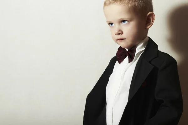 Divatos kisfiú fekete suit.stylish kid.fashion children.4 éves gyermek. csokornyakkendő — Stock Fotó