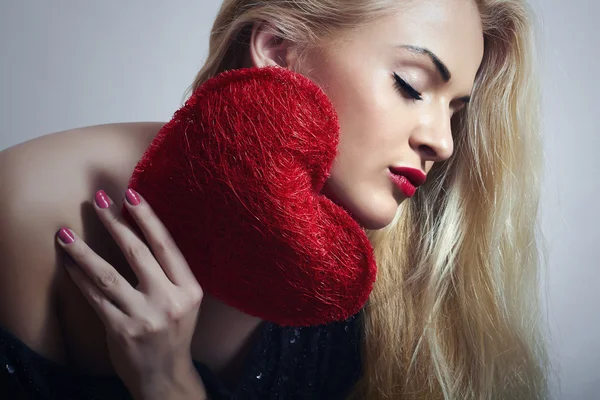 Krásná krásná blondýnka s červeným srdcem. krásy dívka. zobrazit symbol lásky. den svatého Valentýna — Stock fotografie