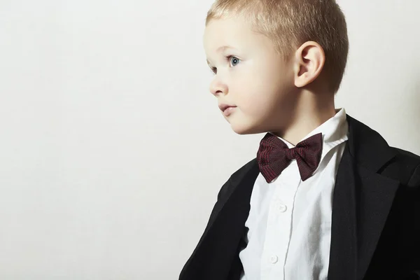 黒 suit.stylish kid.fashion children.4 歳子のファッショナブルな少年。ちょうネクタイ — ストック写真