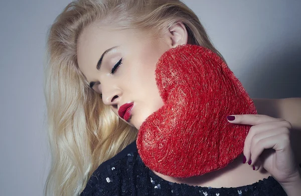 Sexy krásná blonďatá žena s červeným srdcem. krásy dívka. zobrazit symbol lásky. day.passion Valentýna — Stock fotografie