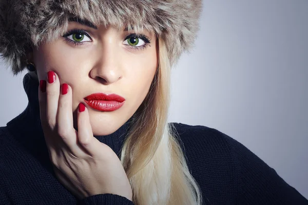 Woman in fur cap — Stock Photo, Image