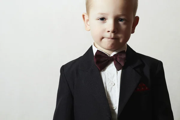 Niño guapo en traje negro.Niño con estilo con ojos azules.Niños de moda.Corbata de lazo —  Fotos de Stock