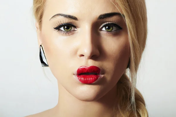 Hermosa mujer rubia con el corazón de San Valentín beso en los labios. Belleza Rojo Sexy Lips.Valentines Day.Love maquillaje —  Fotos de Stock