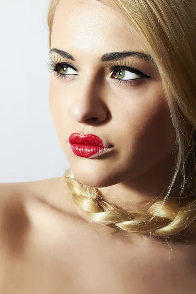 Vacker blond kvinna med hjärtat på lips.beauty röda sexiga lips.valentines day.professional make-up. Freak flicka med tress — Stockfoto