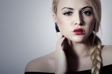güzel sarışın bir kadın kalbi dudaklarında da tress.beauty kırmızı seksi lips.valentines day.freak kızla