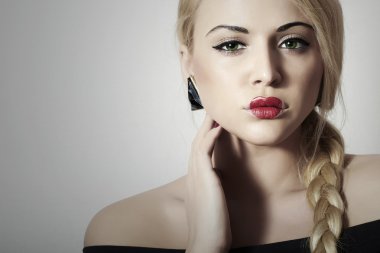 ağaçları ile freaky make-up.freak kız güzel sarışın bir kadınla