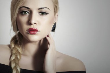 güzel sarışın bir kadın kalbi lips.beauty kırmızı seksi lips.valentines gün. tress kızla FrEaK