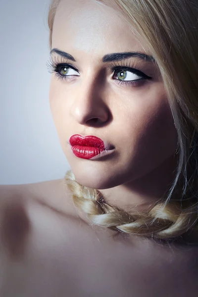 Vacker blond kvinna med tress.beauty röda sexiga lips.valentines day.professional make-up. Freak tjej med hjärtat på läpparna — Stockfoto
