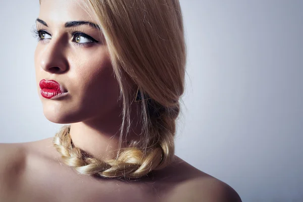 Beautiful Blond Woman with Tress.Beauty Red Sexy Lips.Valentines Day. Professional Make-up. Уродливая девочка с сердцем на губах — стоковое фото
