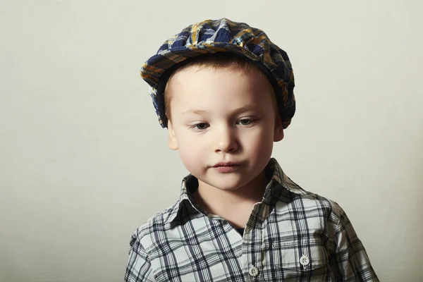 Criança. Menino na moda em Cap. Moda Crianças — Fotografia de Stock