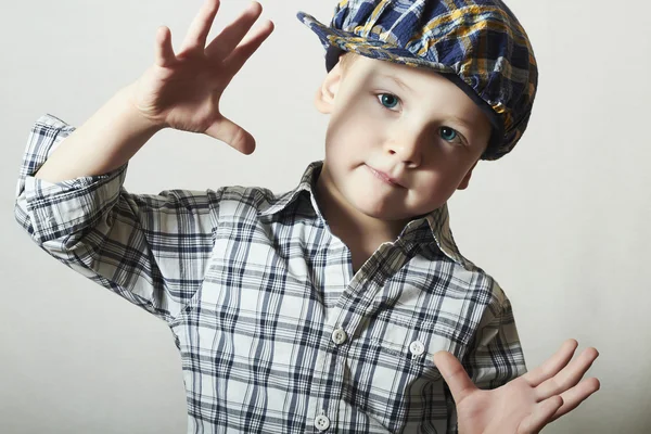Niña. Chico gracioso. Primer plano. 4 años de edad. camisa a cuadros. niño con gorra — Foto de Stock