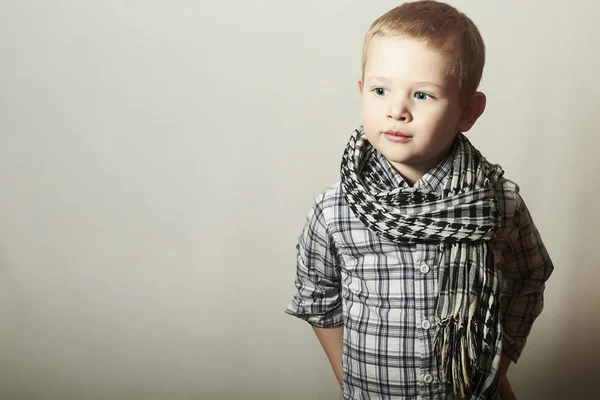 Kind. modieuze grappige kleine jongen in scurf. mode kinderen. 4 jaar oud kind. plaid shirt — Stockfoto