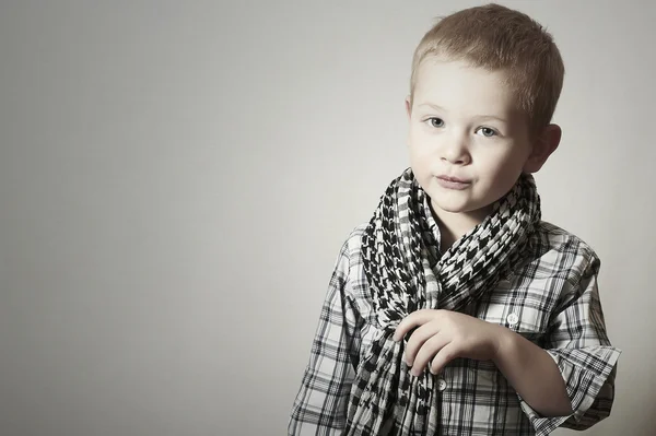 Niña. Muchacho divertido de moda en Scurf. Moda niños —  Fotos de Stock