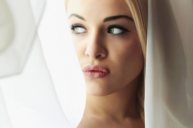 Genç sarışın gelin kadın güzel yüzü. window.bridal örtü bak. Perdeler