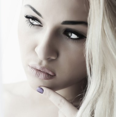 Genç sarışın bir kadın güzel yüzü. Güzellik Portresi. mükemmel taze bir cilt. saf güzellik modeli. Gençlik ve cilt bakım kavramı. yakın çekim makyaj