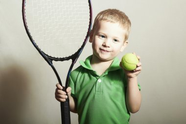 Tenis oynayan çocuk. Spor çocuklar. Tenis raket ve top ile çocuk