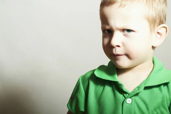 子。青い目を持つ少年です。面白い kid.children 感情のクローズ アップの肖像画 — ストック写真