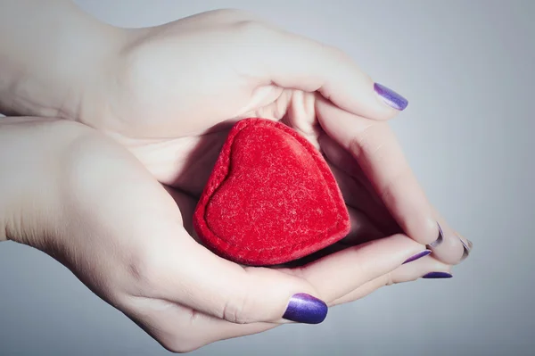Καρδιά στα χέρια γυναίκα. σύμβολο κόκκινο αγάπη. σημάδι της ημέρα του Αγίου Βαλεντίνου. όμορφη Περίληψη — Φωτογραφία Αρχείου