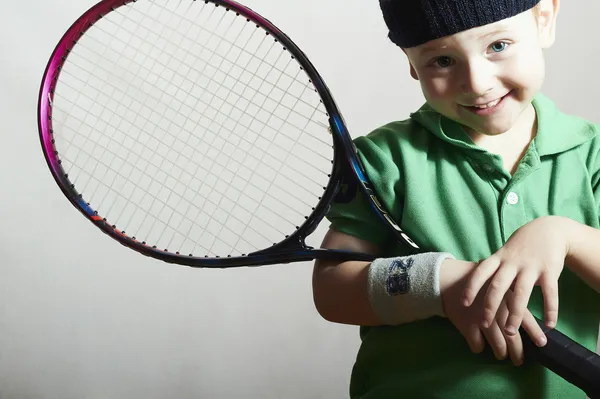 Lächelnder kleiner Junge beim Tennisspielen. Sportkinder. Kind mit Tennisschläger — Stockfoto