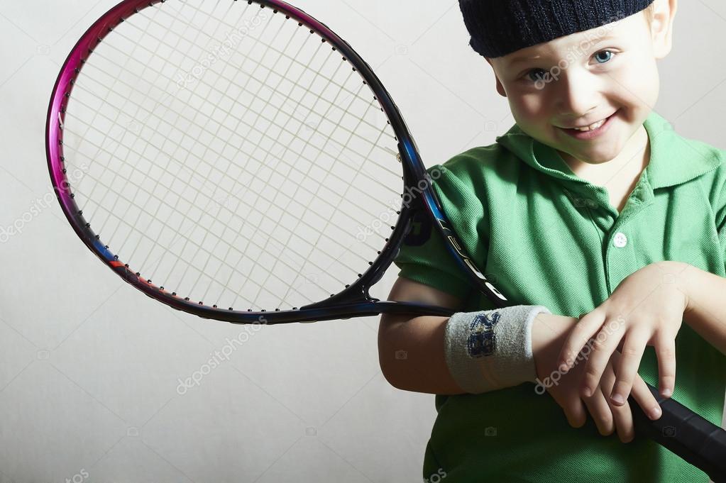 Dwingend verdrievoudigen Gemeenten Glimlachend jongetje tennissen. sport kinderen. kind met tennisracket ⬇  Stockfoto, rechtenvrije foto door © EugenePartyzan #40832903