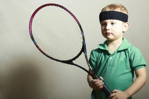 Um pequeno desportista a jogar ténis. Desporto Crianças. Criança com raquete de tênis — Fotografia de Stock