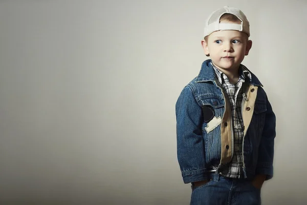 Criança. Garotinho engraçado em jeans. Criança na moda 4 anos. camisa xadrez. Desgaste de ganga — Fotografia de Stock