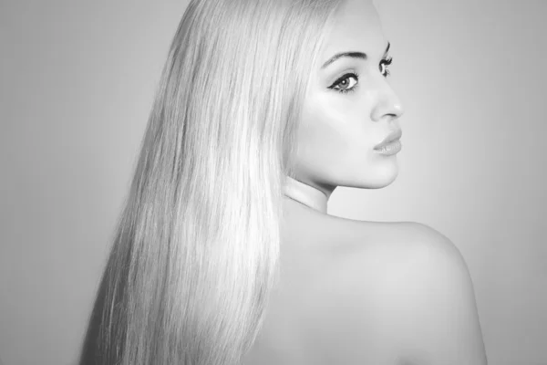 Mooie vrouw met prachtige haren. schoonheid sexy blond meisje. zwart-wit — Stockfoto