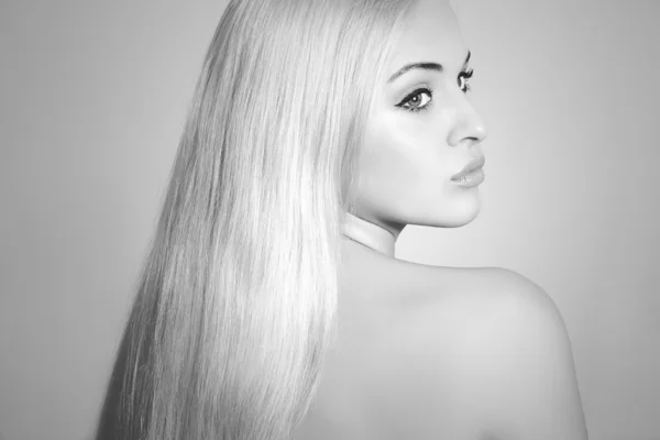 Belle femme aux cheveux magnifiques. Beauté Sexy Blonde Girl. Monochrome — Photo