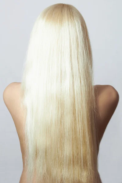裸の女の子のブロンドの髪。ストレートの髪を持つ若い女性の裏面 — ストック写真