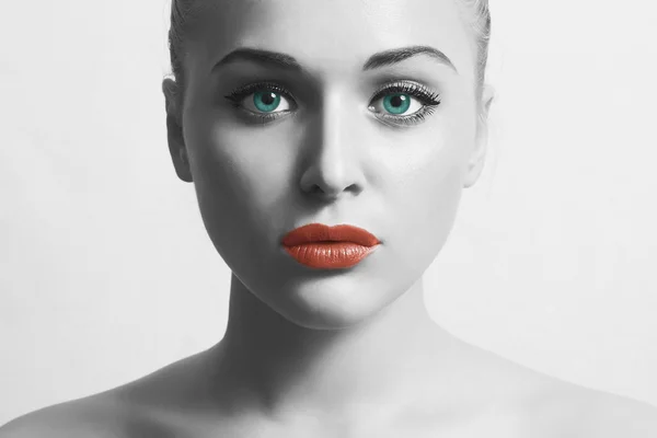 Schönes Gesicht der jungen Frau.hübsches Mädchen.monochromes Porträt mit roten Lippen und blauen Augen — Stockfoto