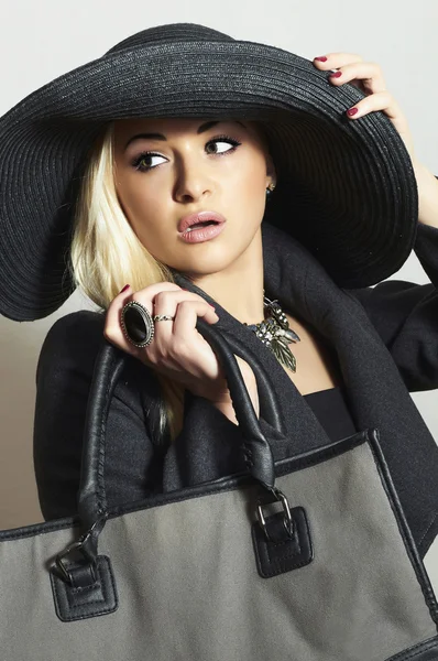 Schöne blonde Frau in hat.beauty Mädchen mit handbag.shopping — Stockfoto