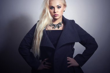 Topcoat 'lu güzel sarışın kadın. Modaya uygun bir bayan. Zarif Mücevherli Güzel Kız